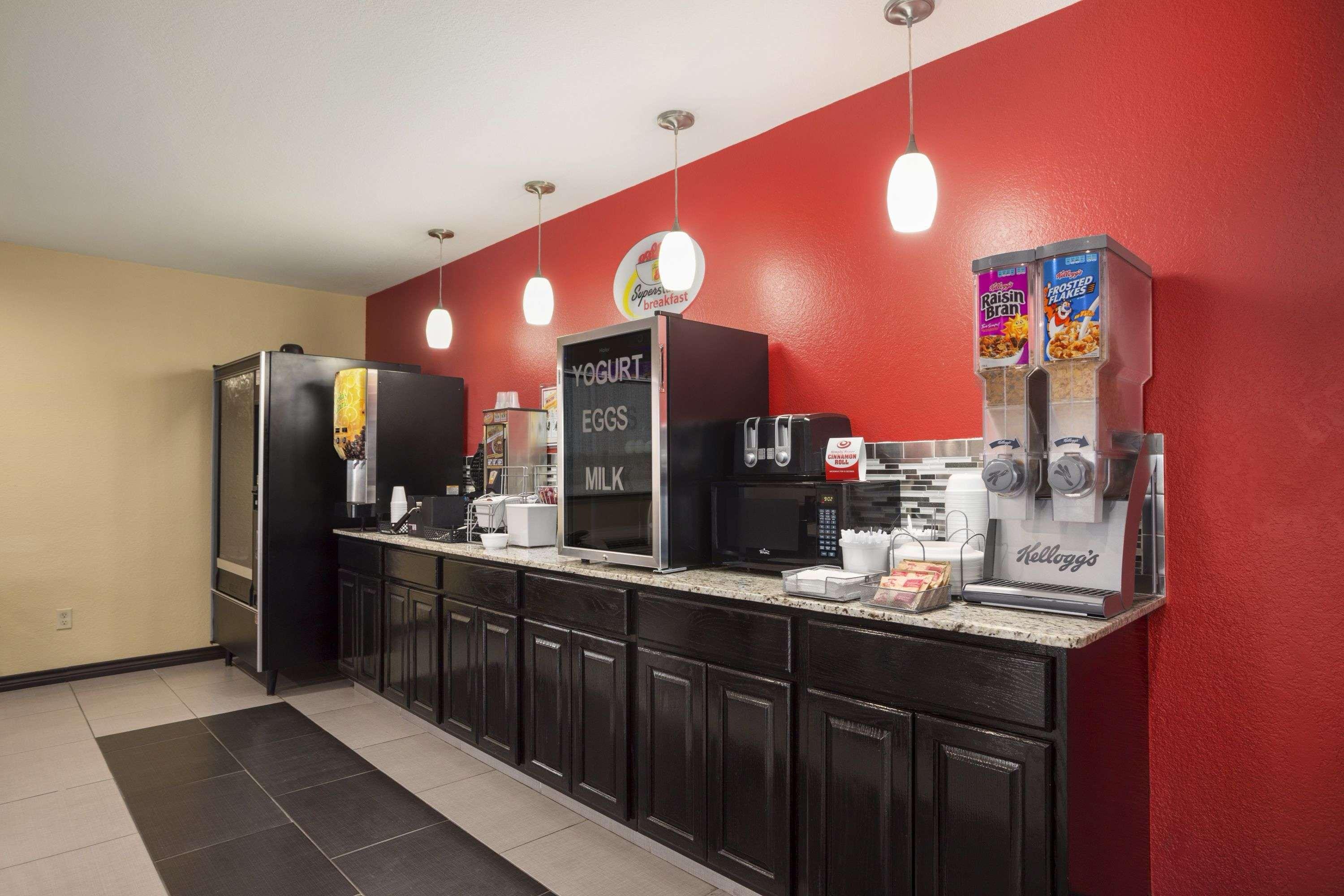 Super 8 By Wyndham Henryetta Motel Luaran gambar