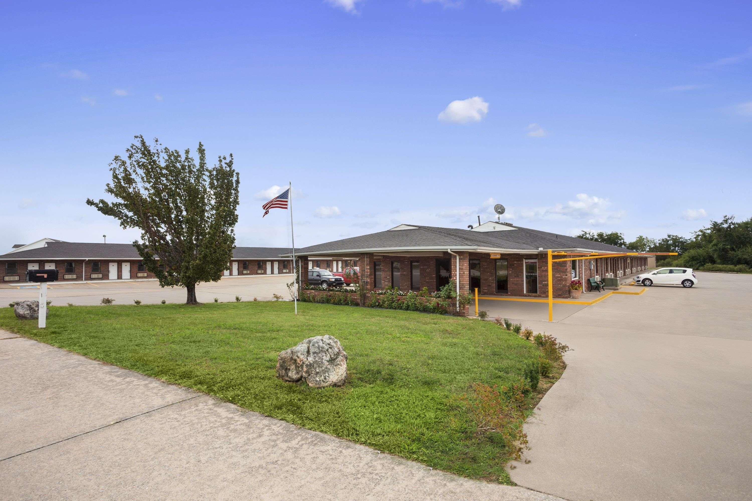 Super 8 By Wyndham Henryetta Motel Luaran gambar