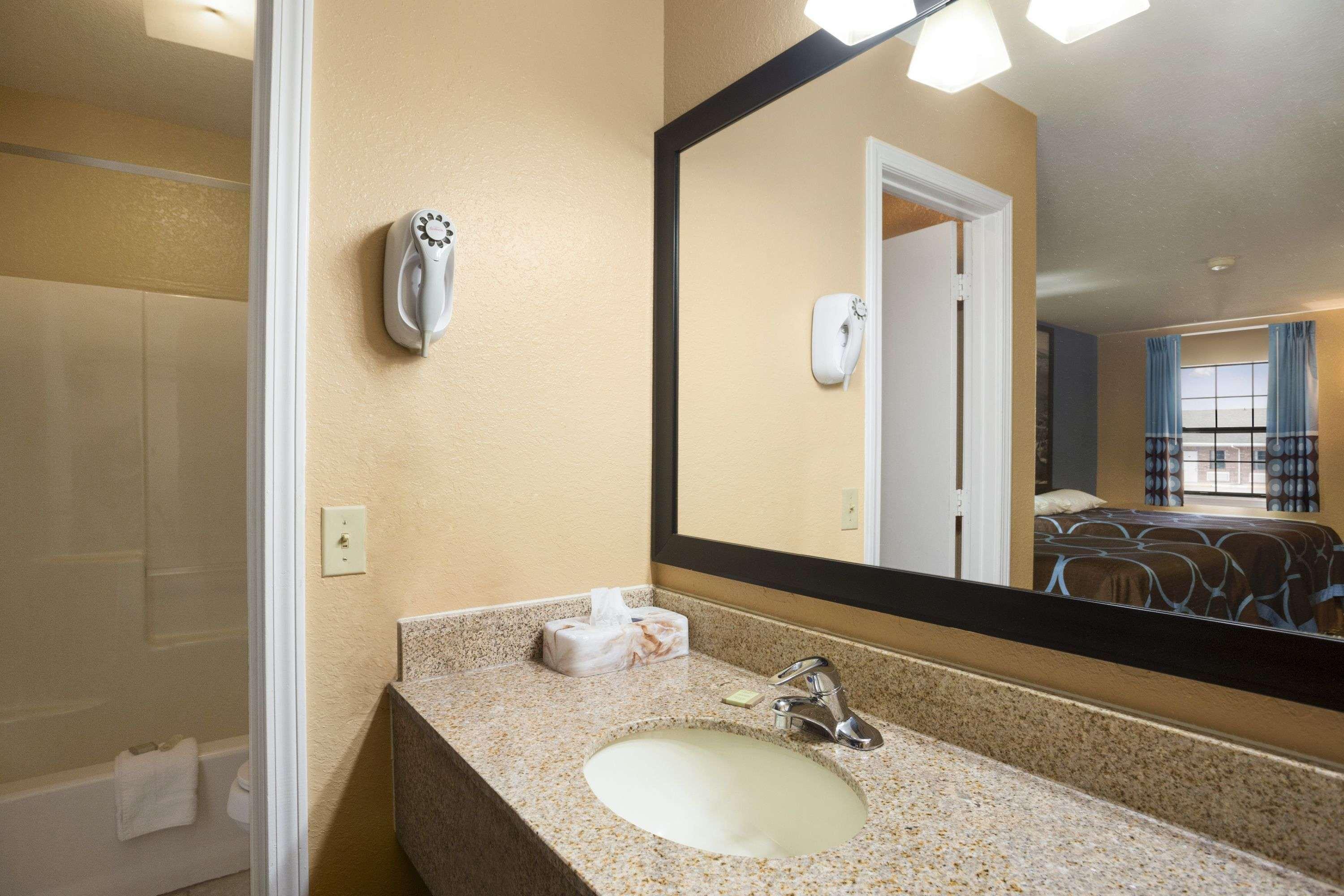 Super 8 By Wyndham Henryetta Motel Luaran gambar