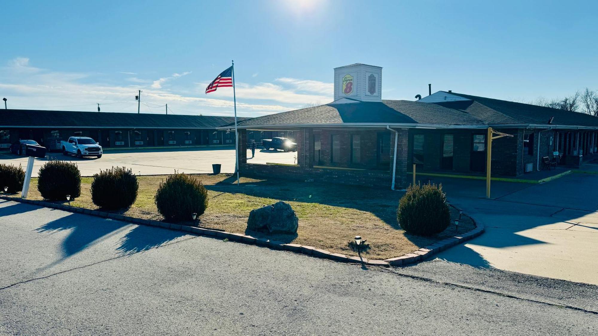 Super 8 By Wyndham Henryetta Motel Luaran gambar
