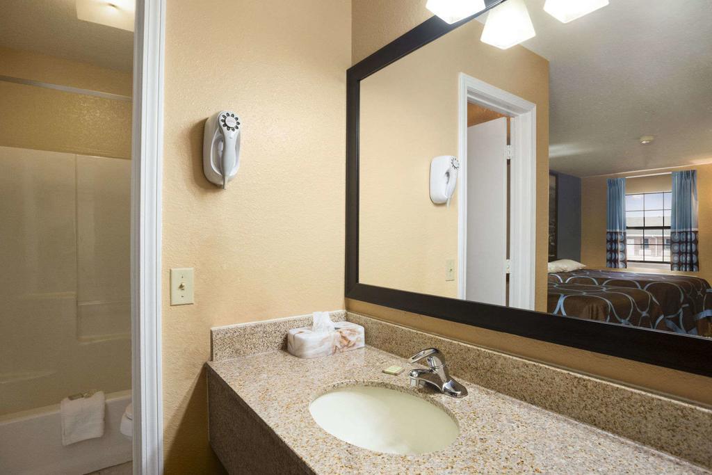 Super 8 By Wyndham Henryetta Motel Luaran gambar
